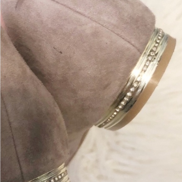 BADGLEY MISCHKA Guardia Suede Cream Shoes with Elegant Design - Picture 4 of 7